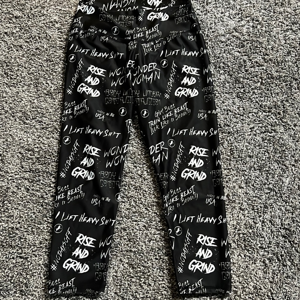 Quoted capri workout leggings